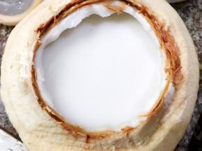 把液体再装入椰青壳里