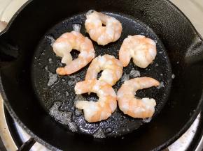 下入虾仁滑炒至变色捞出