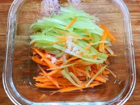 撒上少许盐腌制出水