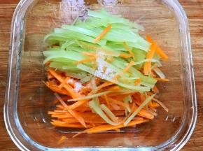 撒上少许盐腌制出水