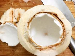 再用刀尖沿着敲一圈，用刀撬开顶盖，椰青也很容易开对不对