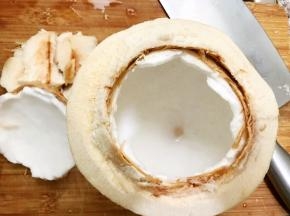 再用刀尖沿着敲一圈，用刀撬开顶盖，椰青也很容易开对不对