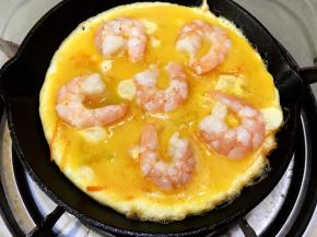 等蛋液微微凝固后摆上虾仁