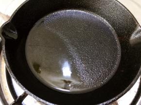小铸铁锅里加入少许油