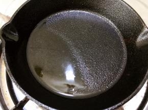 小铸铁锅里加入少许油