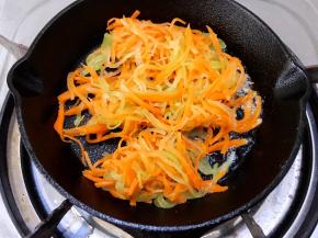 锅里再加入少许底油，倒入蔬菜丝翻炒一下后铺平