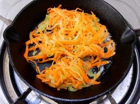 锅里再加入少许底油，倒入蔬菜丝翻炒一下后铺平