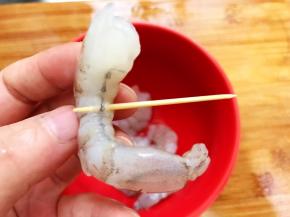虾仁解冻清洗后去掉虾线