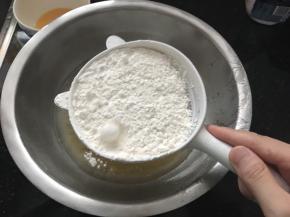 筛入面粉。