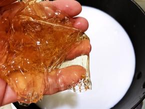 加入泡软的吉利丁片