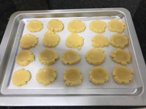 用勺子压扁，刷一层蛋液，撒上黑芝麻。