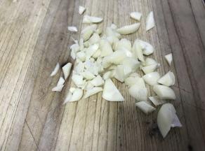 青椒、姜蒜切好备用