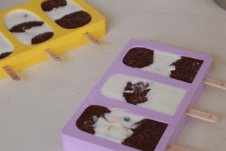 倒入模具，花纹根据自己的喜好挤入