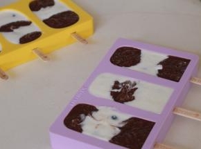 倒入模具，花纹根据自己的喜好挤入