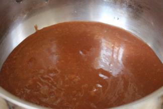 放入锅中小火熬