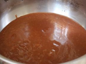 放入锅中小火熬