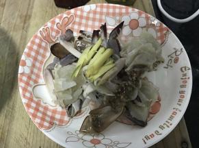 梭子蟹去壳，对半切开，剥掉心脏和腮，去掉蟹壳中的黑膜，切成小块