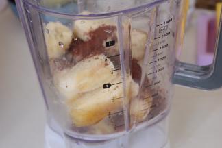 香蕉截断放入料理机，加入可可粉，炼奶