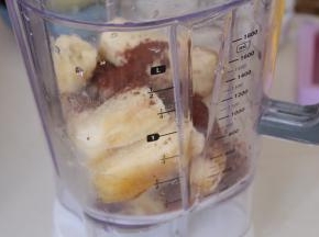 香蕉截断放入料理机，加入可可粉，炼奶