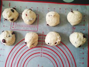 将面团排气，平均分成8份，滚圆，静置15分钟