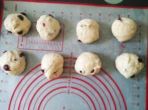 将面团排气，平均分成8份，滚圆，静置15分钟