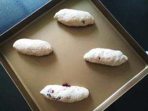 摆入烤盘，放烤箱发酵