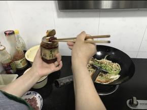加入一筷子秘制辣椒酱