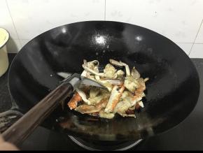 锅中油烧热，加入梭子蟹翻炒