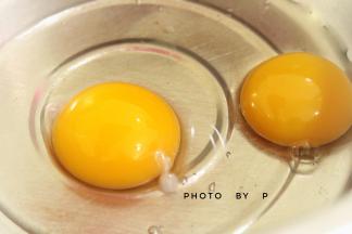 鸡蛋打入盆中。