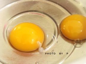 鸡蛋打入盆中。