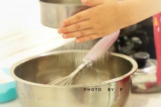 筛入粉类，拌成絮状，再用手揉成团。