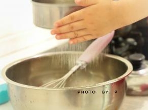 筛入粉类，拌成絮状，再用手揉成团。