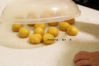 将大面团分成若干个20克为一个的小面团，盖好盖子，备用。