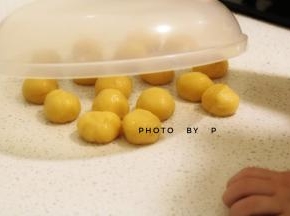 将大面团分成若干个20克为一个的小面团，盖好盖子，备用。