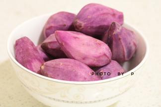 紫薯削皮，入蒸锅蒸熟。