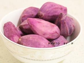 紫薯削皮，入蒸锅蒸熟。