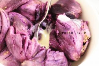 蒸好的紫薯加入炼奶。因为大家的紫薯含水量不同，所以炼奶大家自由调节哈。