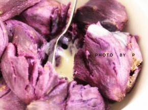 蒸好的紫薯加入炼奶。因为大家的紫薯含水量不同，所以炼奶大家自由调节哈。