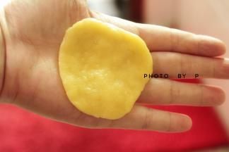 取一个小面团，压扁。