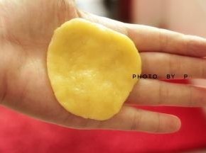 取一个小面团，压扁。