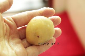 像包包子一样包好，并用手整成方形。