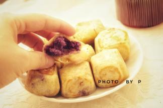 用不粘锅放入些许油，6面都要煎，有点变色就可以翻面了。