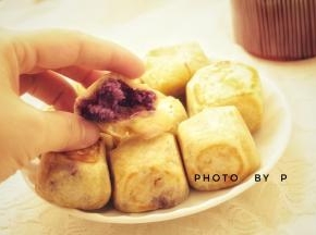 用不粘锅放入些许油，6面都要煎，有点变色就可以翻面了。