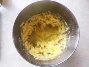 鸡蛋打散，分次加入到打发好的黄油中