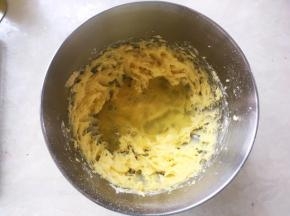 鸡蛋打散，分次加入到打发好的黄油中