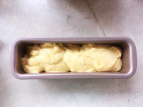 将剩下的面糊倒入模具内