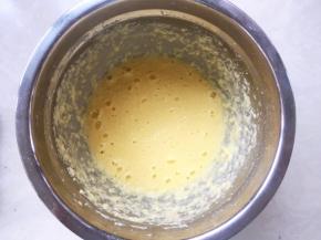 每加入一次全蛋液就用打蛋器打发均匀
