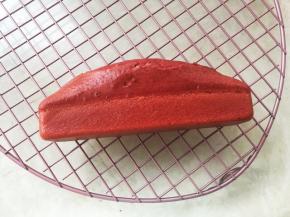 入烤箱170度烤30分钟，蛋糕表面上色即可，出炉倒在晾晒网上凉透
