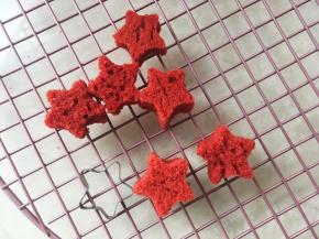 凉透的磅蛋糕，分切成块，用星星模具压出多个星星，没有星星模具也可以用爱心，花朵的都可以