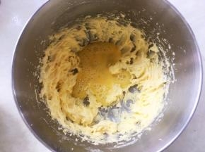 鸡蛋打散，分次加入到打发好的黄油中，继续用打蛋器打发均匀